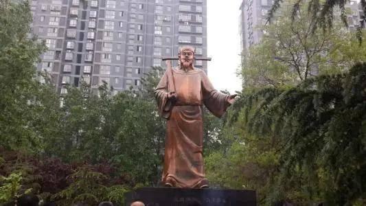 跳楼前吃瓜,他为何选择吃瓜？”