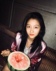 关晓彤法国吃瓜,意外成为“吃瓜群众”焦点